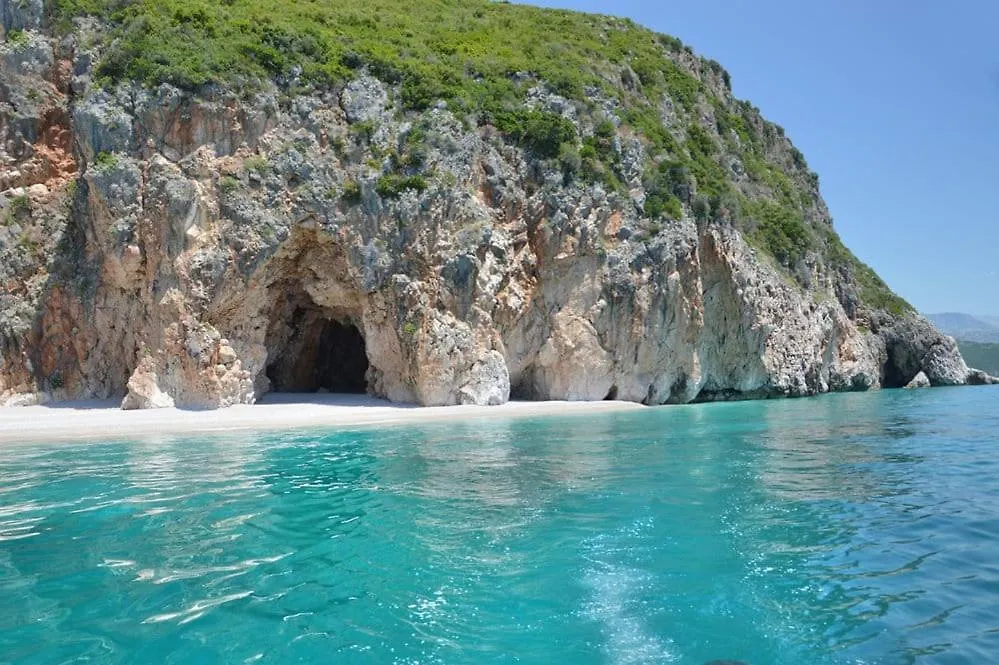 Shkolla Hostel & Camping Vuno