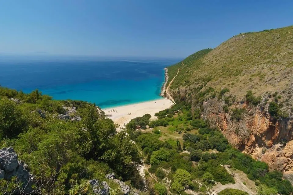 Shkolla Hostel & Camping Vuno