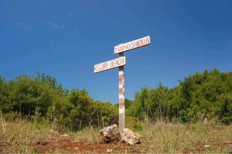 Shkolla Hostel & Camping Vuno
