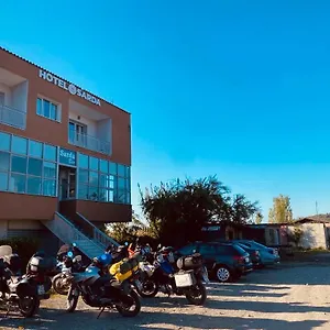 Pensión Sarda, Deja's Ford