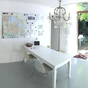 https://bnb-bed-of-roses.amsterdamhotelsnl.com